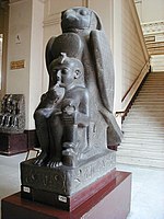 Statue av guden Houroun som beskytter Ramses II - Cairo Museum.