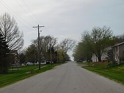 A aldeia de Raritan ao longo de sua rua principal, 400 N em abril de 2017