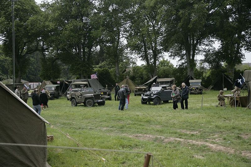 File:Reconstitution of a U.S.army camp at the Airborne Museum..jpg