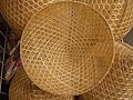 竹籤（たけひご）を編むことによって作られる、三つ編み構造の笊（ざる）