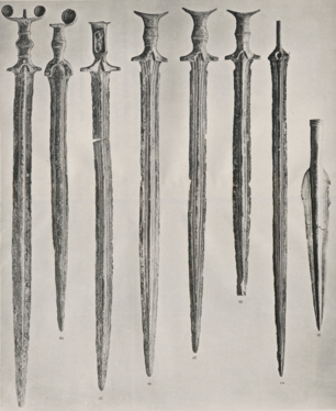 Das Depot: zwei Antennenschwerter, ein Auvernierschwert, drei Möringenschwerter, ein Schwert mit ovaler Angel ohne Griff, eine Lanzenspitze