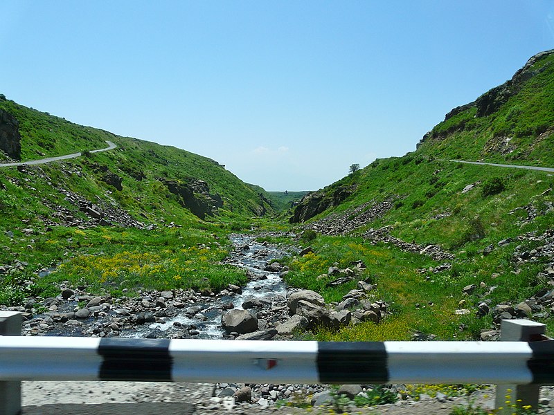 File:Road to the castle (June 2012) - panoramio.jpg