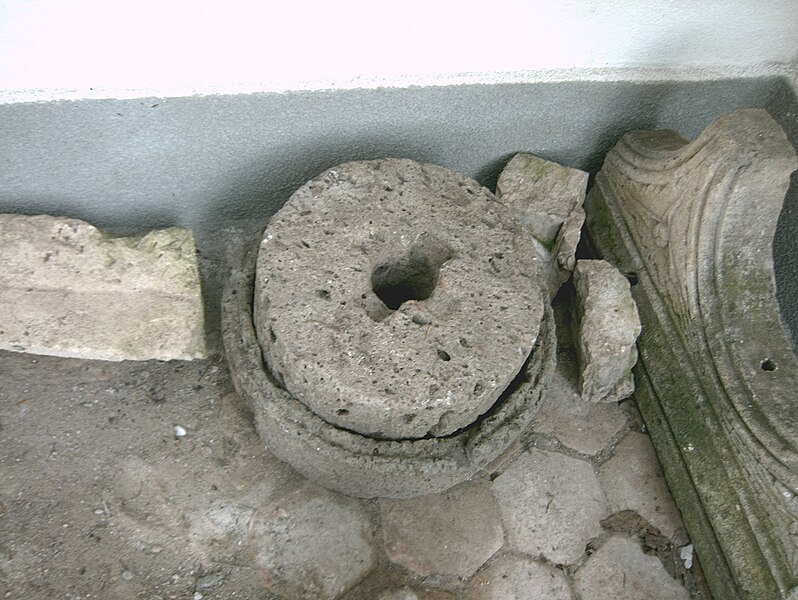 File:Roman Hand Mill Sincrai.jpg