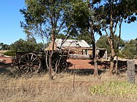 The restored cottage of the Rosenzweig's at Moculta, حدود ۱۸۵۹ پیشنما با تجهیزات کامل در پیش نمای مزرعه ثبت شده‌است..