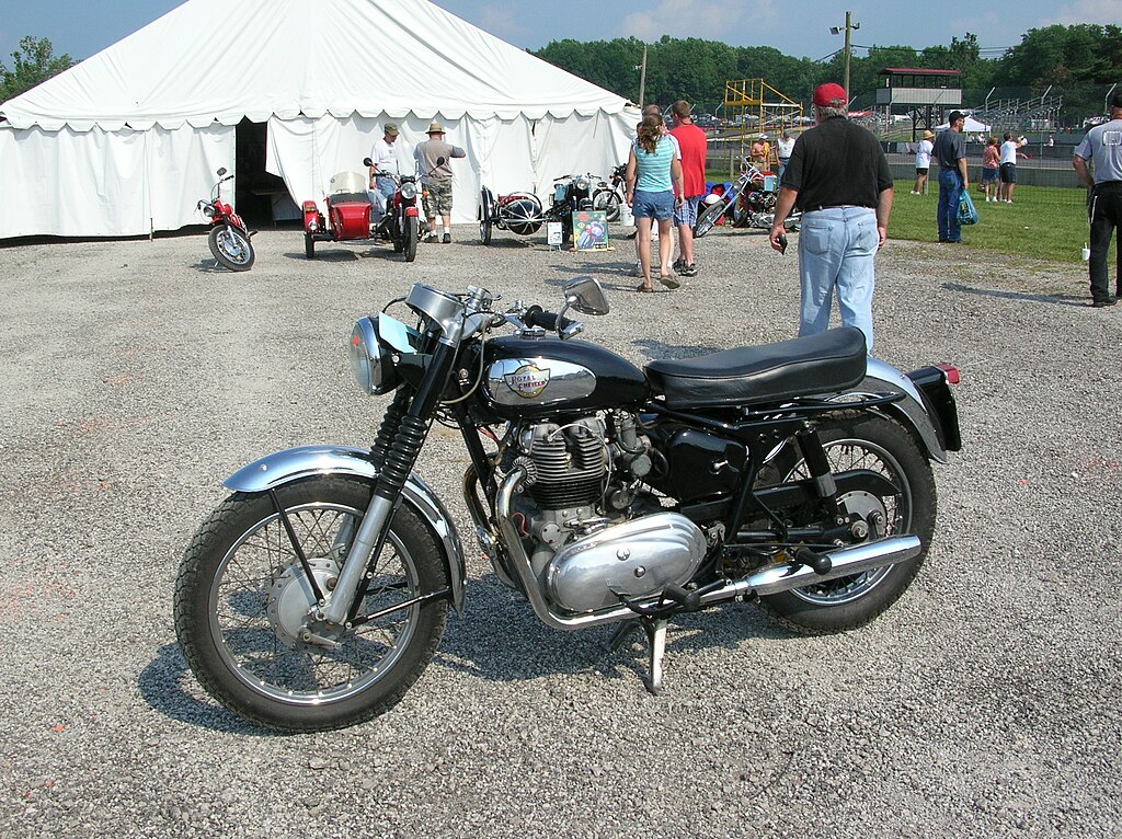 1024px-Royal_Enfield_Interceptor_750cc_-_Jamieaaron734.jpg