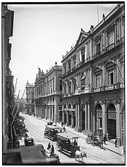 Rua Primeiro de Março, à direita, o prédio da Bolsa de Fundos Públicos (ou Bolsa de Valores), atual Centro Cultural Banco do Brasil