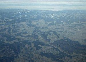 From the direction of the Feldberg to the Blumberger gate in the center of the picture, the Wutach crosses the open Südbaar in a long forest gorge.  From here it flows to the left through the Wutachfluchten to the Rhine, whereas its former valley, 165 m higher, continues to the right down to the Danube.