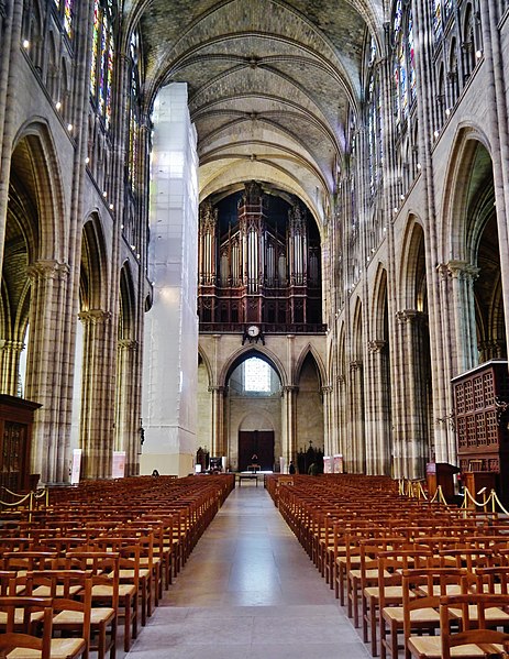 File:Saint-Denis Basilique Saint-Denis Innen Langhaus West 2.jpg