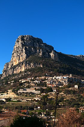 Le Baou de Saint-Jeannet, v popředí vesnice Saint-Jeannet.