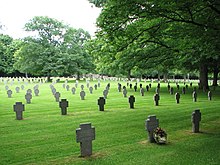 Friedhof mit kleinen grauen Kreuzen