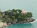 Vista del castello di Paraggi dal sentiero che dal borgo di Portofino sale alla cappella di San Sebastiano