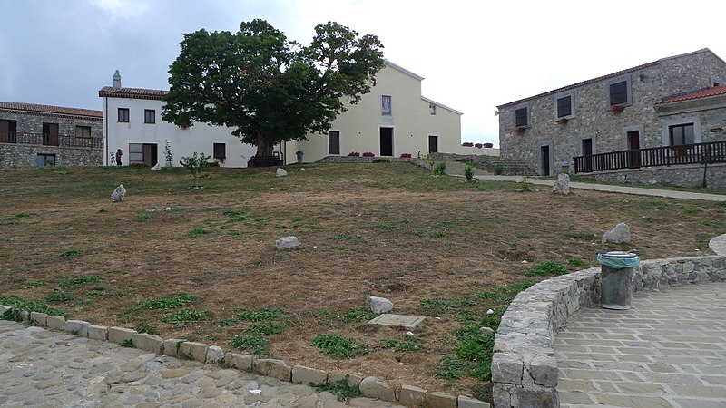 File:Santuario Madonna del Pollino e casa del pellegrino.jpg