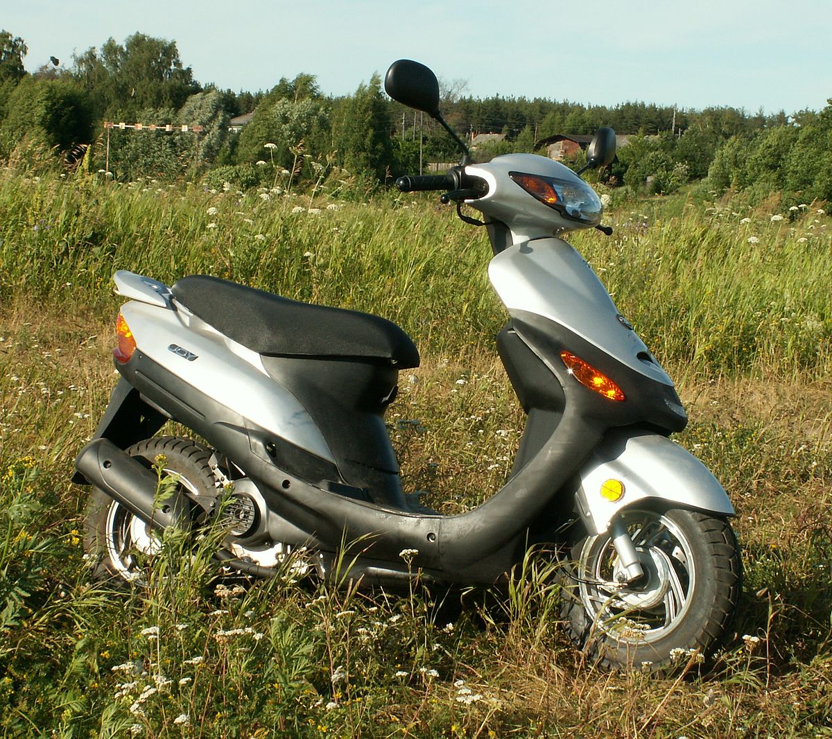 Moto Scooter Classique Rouge Ou Cyclomoteur Isolé Sur Whte