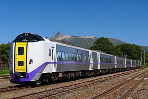 函館本線を走行する特急「北斗」 （2022年9月 大沼駅）