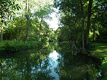 ... traversant un parc aménagé au pied du château.