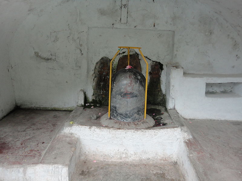 File:Shivlingam in one of the arches aroung Verinag spring.jpg