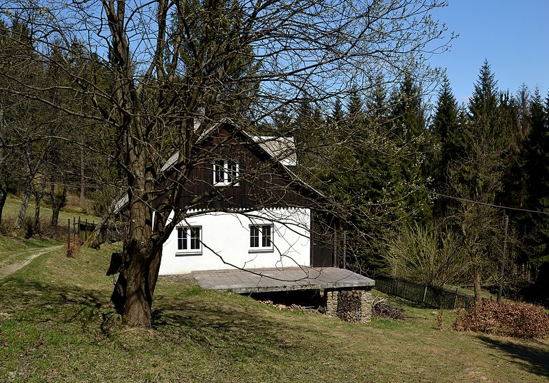 File:Slezské Beskydy (Beskid Śląski) - house near Gírová (Girowa).JPG