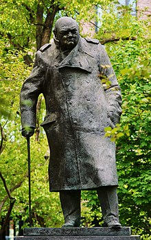 Socha W. Churchilla před VŠE na Churchillově náměstí v Praze 3.