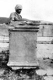 Fotografía antigua de un pedestal de estatua con un marroquí