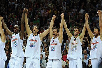 Rudy en el podio del Eurobasket 2011, festejando el triunfo con el resto de internacionales.