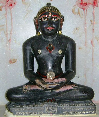 Arca Neminatha, Tirthankara ke-22 dalam Jainisme. Menurut pandangan Jainisme, Neminatha adalah sepupu Kresna dari Sauripura. Ia lahir di kalangan Dinasti Hariwangsa.