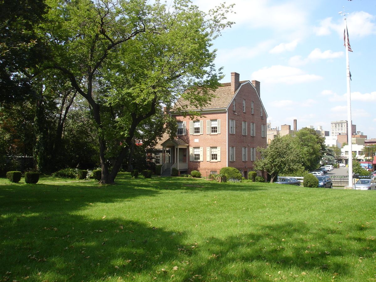 Пасторами википедия. Элизабет (Нью-джерси). Беркли Хайтс. Revolution Parsonage Gardens.