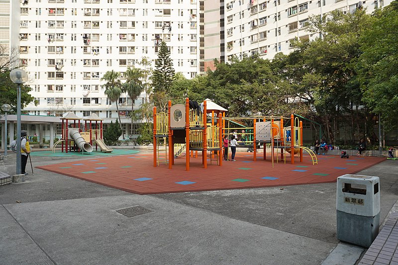 File:Sun Chui Estate Children's Playground (2).jpg