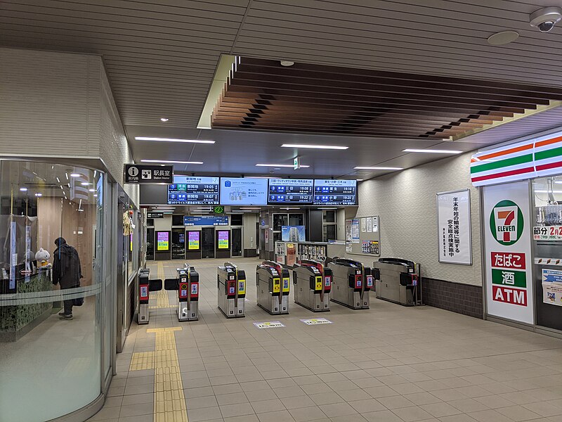 File:Suzurandai-station-concourse-floor.jpg