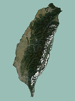 האי טאיוואן כפי שצולם מהחלל על ידי NASA ממרכז האי מזרחה 5 רכסי הרים גבוהים מיוערים בצפיפות. במערב משורים הגולשים לכיוון מפרץ טאיוואן
