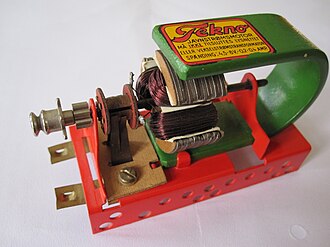 Bipolar toy motor of 1948. Note the three-pole rotor with a bipolar field TeknoJevnstromsmotor1.JPG