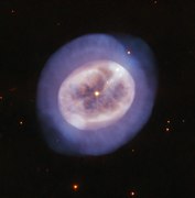 Autre photo provenant du télescope spatial Hubble. Très visible sur cette photo, l'étoile centrale, la nébuleuse interne et le halo externe.