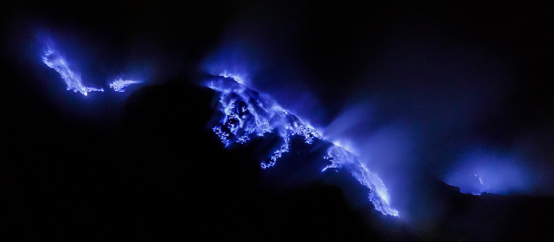 1920px-The_blue_fire_of_Kawah_Ijen_1.jpg