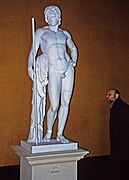 Історик мистецтв доктор Бернд Шаліке досліджує скульптуру Адоніса роботи Торвальдсена