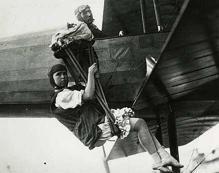 Early flight. Джорджия Бродвик. Джорджия Томпсон парашютистка. Джорджия Томпсон прыжок с парашютом.