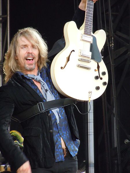 File:Tommy Shaw of Styx.JPG