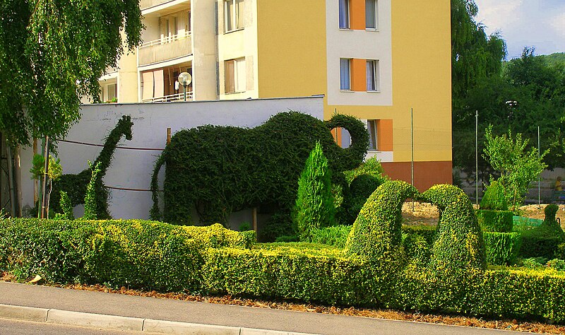 File:Topiary animals, Nad lúčkami, Karlova Ves, Bratislava.jpg