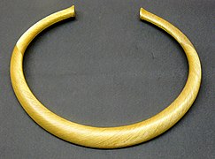 Collaret d'or estriat (Guînes, Pas-de-Calais), ca. 1200-1000 ae