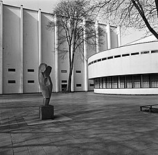 Torso framför Helsingborgs konserthus av Christian Berg 1967.