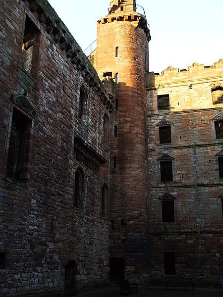 File:Tower inside Linlithgow Palace - panoramio.jpg