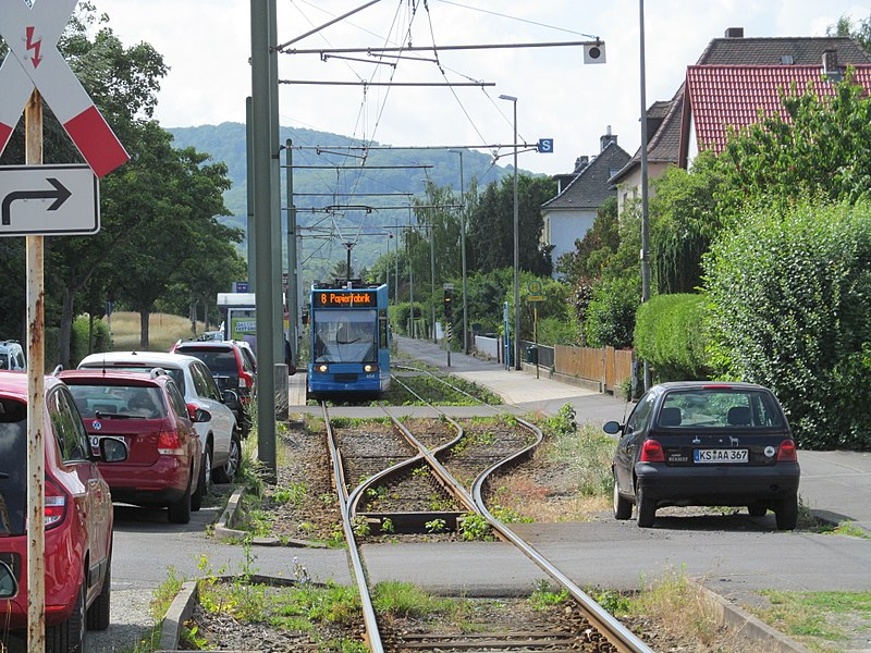 File:Tramhaltestelle Riedwiesen, 1, Kirchditmold, Kassel.jpg