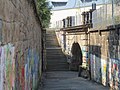 Fußgängertunnel unter der Gleisanlage des Hauptbahnhofs mit Eingangsportalen an der Minna-Simon-Straße und der Dresdner Straße sowie Rampe und Treppenanlage einschließlich begleitender Stützmauern und Teilen der Einfriedung an der Dresdner Straße