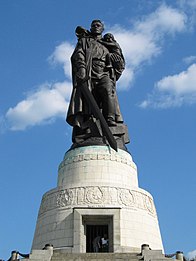 Spomenik vojniku oslobodiocu, park Treptover, Berlin. Spomenik je rad sovjetskog vajara Jevgenija Vučetića.