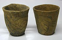 English: Late Neolithic pottery (copies) from Lusthushögen's gangrift, Falköping. / Svenska: Senneolitisk keramik (kopior) från Lusthushögens gånggrift, Falköping.
