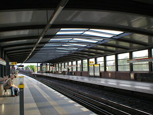 Aseman rakenteissa on käytetty lasia.