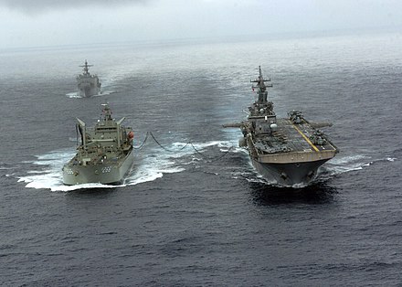 Australian oiler HMAS Sirius refueling USS Essex, June 2007