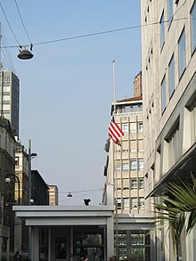 Amerikansk flagg som flyver på halv mast i Milano, 2013.JPG