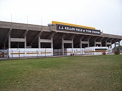 Fodbolddelen af ​​JJ Keller Field på Titan Stadium