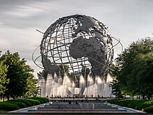 Unisphere widziany w 2018 roku, z fontannami na pierwszym planie