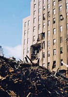 Façade du bâtiment endommagée du 210 Washington Street (Est) et débris du 7 World Trade Center