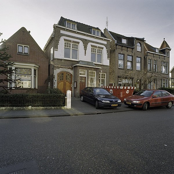 File:Voormalig bioscoop, zicht op voorgevel met ingangspartij, is nu het kerkgebouw van de N.H. Evangelisatie Vereniging - Schagen - 20405142 - RCE.jpg